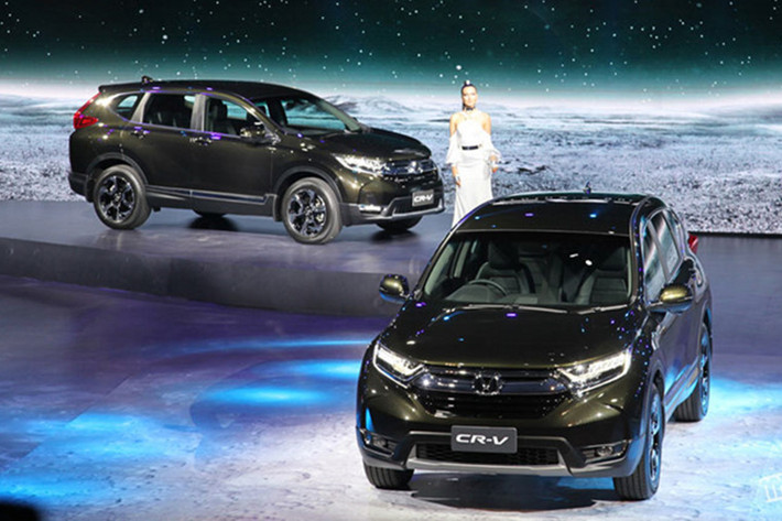 Chúng ta cùng chờ đón mẫu xe Honda CR-V trang bị 7 chỗ ngồi hoàn toàn mới chuẩn bị ra mắt tại Việt Nam vào giữa tháng 11/2017 tới đât, với việc ra mắt mẫu xe này ôtô Honda Việt Nam cũng thể hiện quyết tâm đánh mạnh vào phân khúc Crossover 5+2 đang vắng bóng tại thị trường Việt.