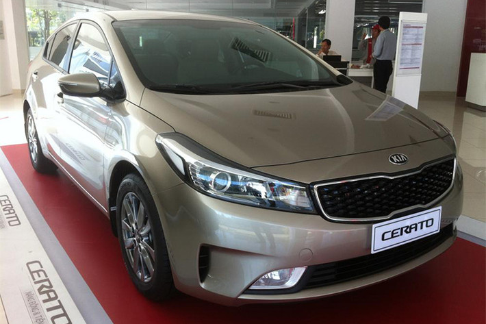 Về ngoại thất, Kia Cerato MT mới sẽ vẫn sở hữu cụm đèn LED chạy ban ngày liền mạch với mặt ga-lăng mạ chrome, tạo nên sự sang trọng và hiện đại. Cản trước được mở rộng cùng hốc gió thể thao, đèn sương mù được hạ thấp hơn mang đến vẻ bệ vệ cứng cáp cho xe.