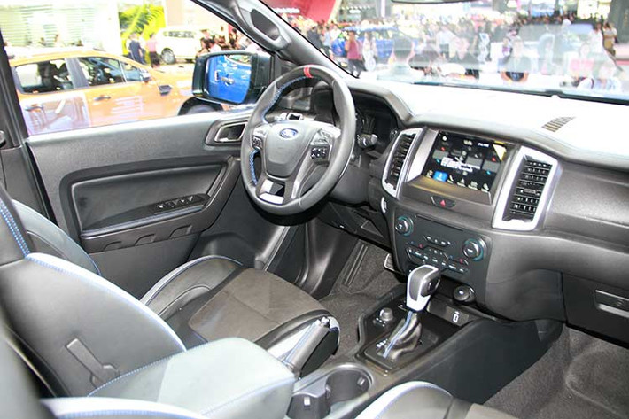 Bên trong, Ford Ranger Raptor được thiết kế với mầu sắc tối, mọt số chi tiết nhấn nhá "sẹc tông" với ngoại thất, các trang bị tiện nghi như ghế tích hợp sưởi, vô-lăng bọc da, điều hòa tự động màn hình cảm ứng 8-inch tích hợp hệ thống SYNC 3, định vị dẫn đường vệ tinh...