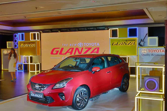 Về ngoại hình, mẫu xe giá rẻ Toyota Glanza 2019 sở hữu thiết kế ngoại thất và nội thất về cơ bản là giống hệt Suzuki Baleno. Nếu không kể logo thì chi tiết ngoại thất khác với Suzuki Baleno duy nhất của Toyota Glanza 2019 chính là lưới tản nhiệt mạ crôm với 2 nan nằm ngang trên đầu xe.