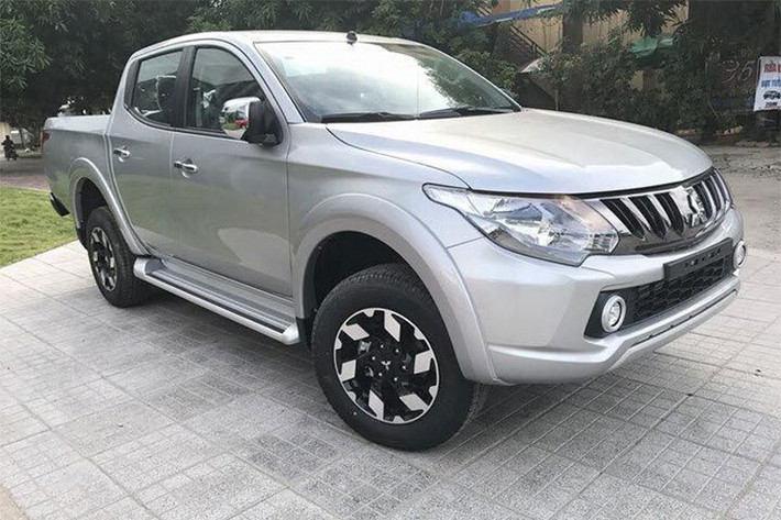 Hông xe nổi bật với cặp gương chiếu hậu chỉnh/gập điện tích hợp đèn báo rẽ dạng LED, và mặt sau được bọc crome rất tinh tế. Đuôi xe không thay đổi so với phiên bản cũ, cụm đèn hậu 3 tầng dạng LED ôm sát hai bên thân xe, nắp thùng hàng được dập nổi trông cứng cáp hơn, tay nắm mạ chrome và dãy đèn LED báo phanh phụ được tích hợp trên nắp.