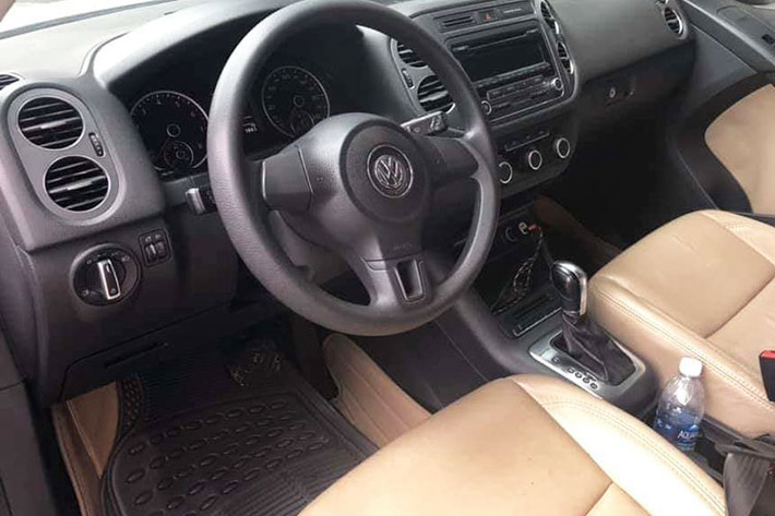 Khoang nội thất của mẫu xe 4 năm tuổi sử dụng phần lớn chất liệu nhựa. Vô lăng 3 chấu không bao gồm các nút bấm tích hợp. Hệ thống giải trí đơn điệu và không có được những kết nối tiện ích cơ bản. Hệ thống làm mát ở hàng ghế thứ nhất cũng chỉ là điều hoà chỉnh cơ 1 vùng.