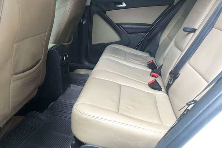 Volkswagen Tiguan 2014 mất 9,9 giây để tăng tốc từ 0-100 km/h. Tốc độ tối đa mà xe có thể đạt tới là 260 km/h theo như nhà sản xuất công bố. Hàng ghế thứ 2 trên Volkswagen Tiguan đủ dùng cho nhu cầu của 1 gia đình. Đáng chú ý, mẫu xe này được đánh giá cao ở khả năng vận hành, cảm giác lái và tính năng an toàn.