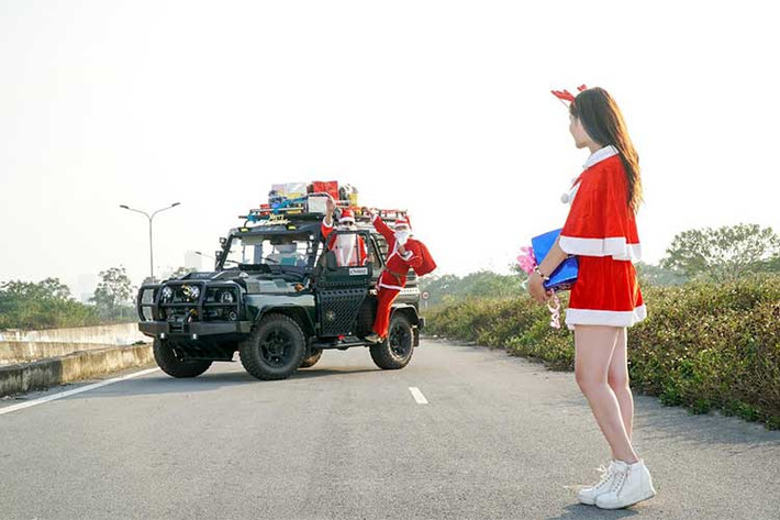 Chiếc xe ôtô UAZ Hunter mà "ông bà Noel" cưỡi trong bài viết này là phiên bản máy xăng độ nhiều trang thiết bị offroad, có thể đi tới những nơi địa hình khó khăn nhất trên đất nước Việt Nam. Xe sởi hữu hệ dẫn động 4x4, lốp gai địa hình, hệ thống treo nâng cấp thêm nhíp lá và được hỗ trợ công nghệ bóng hơi điều khiển khí nén giúp chịu tải tốt.