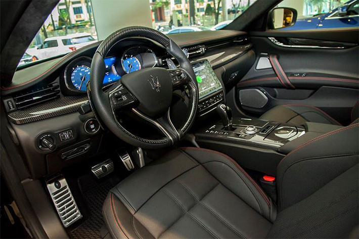 Bên trong khoang lái chiếc xe sang Maserati Quattroporte GTS Gransport Nerissimo Edition độc nhất vô nhị tại thị trường Việt Nam này với nội thất bao phủ một màu đen tuyền và một số chi tiết ốp sợi carbon bóng.