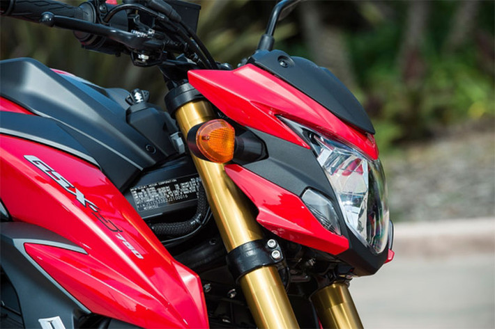 Trên phiên bản mới này, thiết kế vỏ và tem xe của chiếc Suzuki GSX-S750 phiên bản 2018 tạo cảm giác như đang lướt gió với nhiều đường vuốt ngược ra phía sau. Phần đầu xe thiết kế sắc nhọn với các góc cạnh mang đến cho nó vẻ mạnh mẽ và hầm hố theo phong cách street fighter.