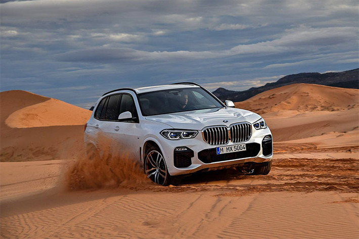 BMW X5 2019 thế hệ hoàn toàn mới (G05) ra đời để cạnh tranh trực tiếp với những đối thủ như: Mercedes-Benz GLE, Audi Q7 và Volvo XC90 hay Porsche Cayenne. Hiện tại, BMW X5 là mẫu xe SUV hạng sang hàng đầu của BMW khi chiếc X8 phiên bản thương mại vẫn chưa được ra mắt.