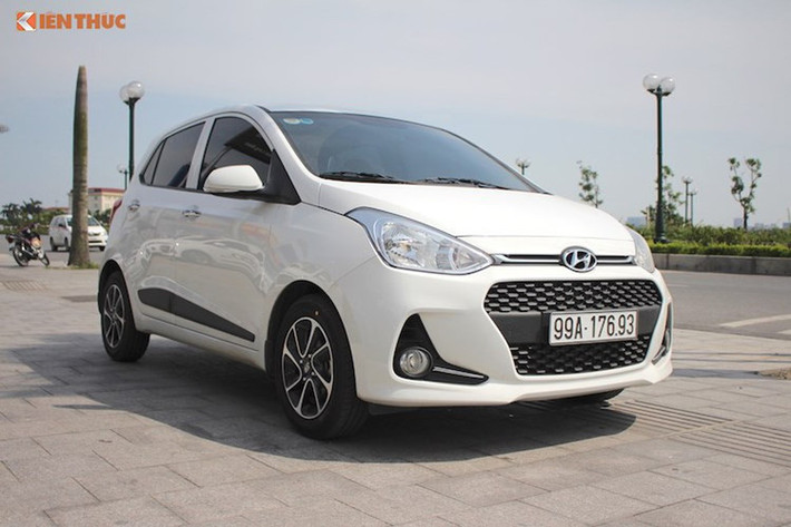 Trong top xe ôtô bán chạy nhất Việt Nam tháng 4 này, Hyundai đã giành lại vị trí quen thuộc của mình. Cụ thể, mẫu xe Hyundai Grand i10 bán ra được 1.448 xe và dẫn đầu thị trường. Đáng chú ý là việc trở lại ngôi đầu trong tháng này, i10 cũng trực tiếp đẩy "ông vua doanh số" Toyota Vios tụt hạng lại phía sau tới hai bậc.