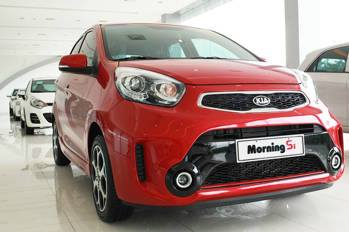 Nhà phân phối xe ôtô Kia tại Việt Nam là Thaco Trường Hải vừa công bố giảm giá cho mẫu xe ôtô Kia Morning với mức giảm tới 7 triệu đồng. Đáng chú ý, đây là mức giảm được điều chỉnh trên giá bán lẻ của xe. Với động thái này, có thể thấy Kia tại Việt Nam đang "dè chừng" trước đối thủ Hyundai Grand i10 CKD mới vừa ra mắt.