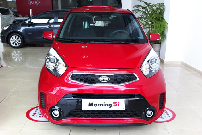 Về ngoại thất, mẫuxe cỡ nhỏ Kia Morningphiên bản 2016 sở hữu cản trước và sau được thiết kế lại chắc đậm và hiện đại hơn, lưới tản nhiệt mũi hổ đặc trưng của thương hiệu Kia được trau chuốt, đèn sương mù dạng thấu kính, đèn báo lùi được thiết kế lại dạng tròn cá tính hơn.