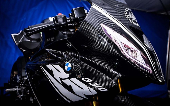 Mặt nạ của xe cũng rất giống "đàn anh" S1000RR ngoại trừ phần đèn pha thiết kế đối xứng. Đuôi xe trang bị ốp yên solo, mang đến cảm giác của một chiếc xe đua thực thụ. Toàn bộ các chi tiết trên cùng ốp bình xăng đều được làm bằng sợi carbon, giúp giảm trọng lượng xe.