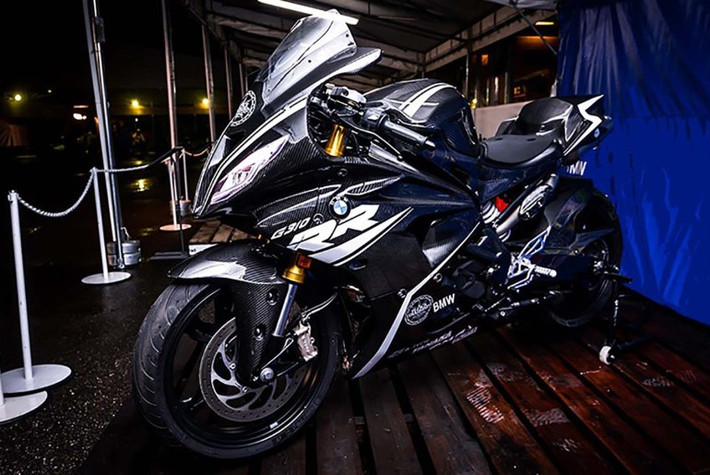 Mới đây, BMW Motorrad đã trưng bày một chiếc sportbike với dàn áo sợi carbon vô cùng ấn tượng tại sự kiện BMW Motorrad Days diễn ra ở Nhật Bản. Được biết, chiếc xe nói trên có tên là BMW G310RR Supersport 2019, là sản phẩm tác giữa BMW và thương hiệu xe Ấn Độ TVS.