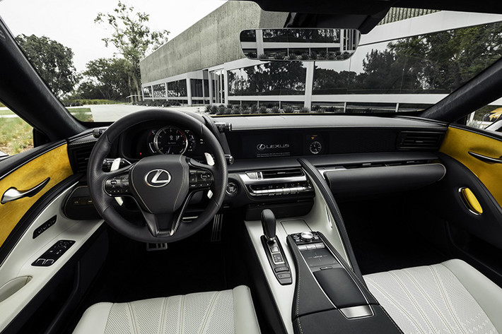 Thay đổi thứ 2 của Lexus LC 500 Inspiration Series so với bản tiêu chuẩn chính là các thành cửa bọc da màu vàng "tông xuyệt tông" với ngoại thất. Chi tiết này cũng đã từng được áp dụng trên phiên bản Lexus LC Coupe Limited Edition.