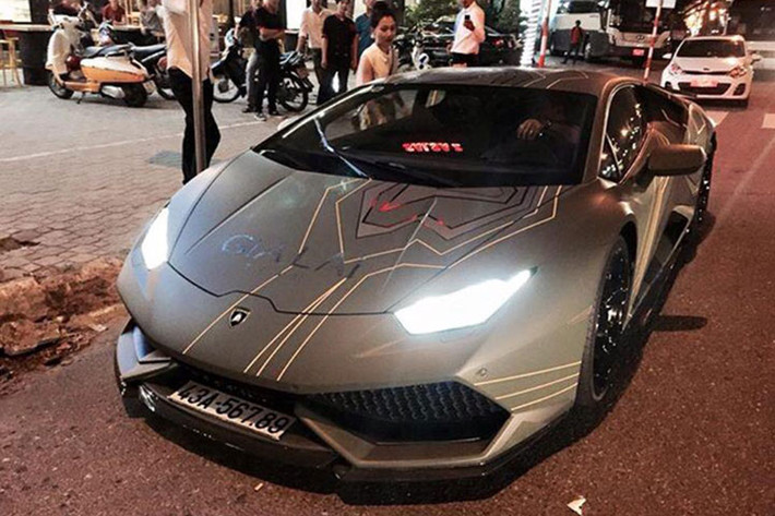 Mới đây, giới mê xe tại Đà Nẵng vừa bắt gặp chiếc siêu xe Lamborghini Huracan LP610-4 với bộ cánh được làm mới đầy độc đáo, theo phong cách quân đội. Trên nắp capô của xe còn xuất hiện dòng chữ "Gia Lai", gợi liên tưởng đến câu lạc bộ siêu xe Gia Lai Team tại Mỹ.