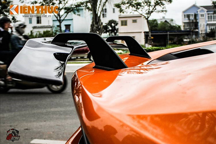 Lamborghini Huracan LP 610-4 sở hữu động cơ V10, dung tích 5,2 lít, sản sinh công suất tối đa 610 mã lực và mô-men xoắn cực đại 560 Nm. "Siêu bò" mất 3,2 giây để tăng tốc từ 0-100 km/h trước khi đạt vận tốc tối đa 325 km/h. Mức tiêu thụ nhiên liệu của xe trung bình là 12,5 lít/100 km.