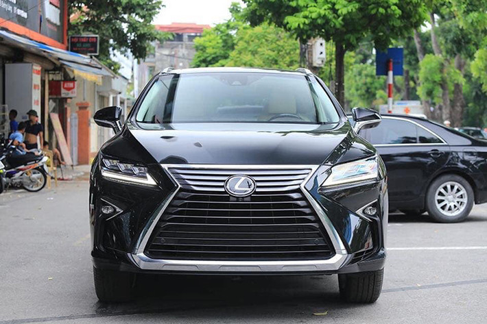 Giá xe Lexus RX 350L khởi điểm tại thị trường Mỹ từ khoảng 47.670 USD (tương đương 1,08 tỷ đồng). Với hệ dẫn động AWD, khách hàng phải trả từ 49.070 USD (1,1 tỷ đồng). Xe chưa được đại lý tư nhân công bố giá, nhưng theo giới thạo xe nó sẽ được bán ra khoảng gần 4 tỷ đồng.