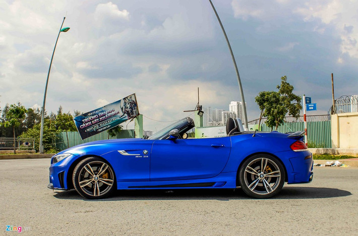 BMW Z4 là mẫu xe mui xếp cứng có thể đóng mở, vì vậy chủ xe có thể sở hữu đên 2 kiểu xe hoàn toàn khác biệt chỉ với một nút nhấn.