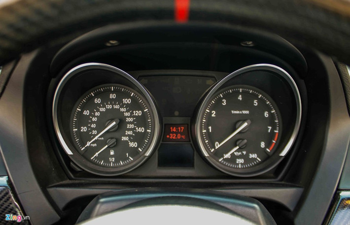 BMW Z4 vẫn dùng cụm đồng hồ analog nhưng bổ sung thêm màn hình LCD nhỏ hỗ trợ một số thông tin hành trình.