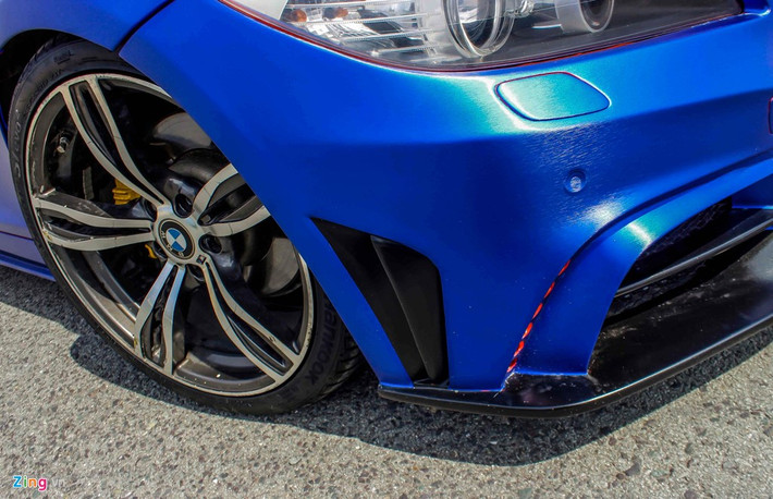 Xe được bổ sung vành độ 5 chấu kép kích thước 20 inch của bộ phận M từ thương hiệu BMW.