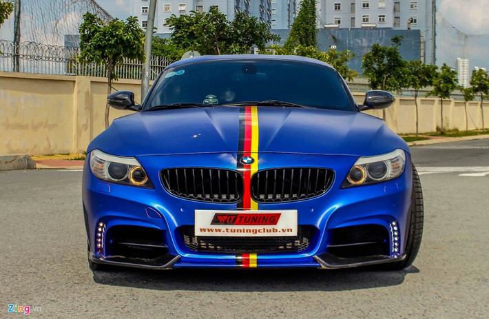 BMW Z4 là mẫu xe thể thao cỡ nhỏ, 2 chỗ ngồi được nhiều người trẻ ưa chuộng. Tại Việt Nam, Z4 nguyên bản có giá khoảng 2,5 tỷ đồng. Mới đây, một người chơi xe tại TP HCM đã độ lại chiếc xe theo phong cách Nhật Bản bằng gói phụ kiện của Tommy Kaira.