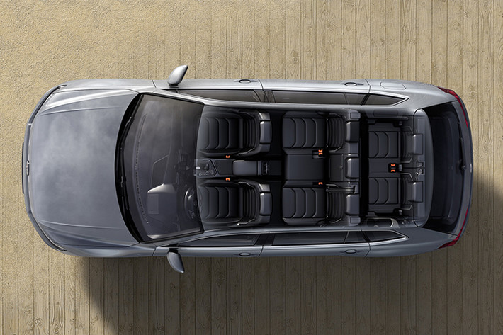 Tiguan Allspace 2018 tại Việt Nam sẽ được trang bị khối động cơ 2.0L 4 xy lanh tăng áp TSI sản sinh công suất 180 mã lực tại 4,400 - 6,000 vòng/phút cùng mô men xoắn đạt 320Nm/1,500 – 4,400 vòng/phút. Việc đạt được công suất tối đa và mô men xoắn tối đa ở vòng tua thấp như vậy giúp giảm tiêu hao xăng và bảo vệ môi trường.