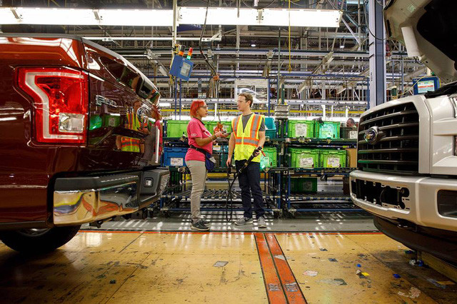 Tại nhà máy của hãng xe ôtô Ford, Mark Zuckerberg đã có cơ hội thử sức với công việc của nhà máy ở Michigan, chứng kiến tận mắt cách mà công ty thiết kế xe và trải nghiệm cảm giác ngồi trong chiếc Ford Fusion Hybrid vẫn đang được thử nghiệm, qua đó hiểu rõ hơn về quá trình biến đổi nó trở thành chiếc xe tự động trong tương lai.