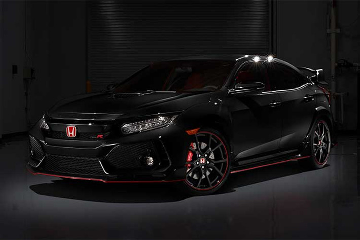 So với phiên bản tiêu chuẩn, mẫu xe thể thao Type R trong gia đình Honda Civic được trang bị hốc gió cỡ lớn trên cản va trước và nắp capô cũng có hốc gió giúp làm tăng khả năng làm mát động cơ. Ngoài ra, Honda Civic Type R 2017 còn có cánh gió trước, chắn bùn nổi bật, bộ khuếch tán sau cỡ lớn và 3 ống xả nằm giữa.