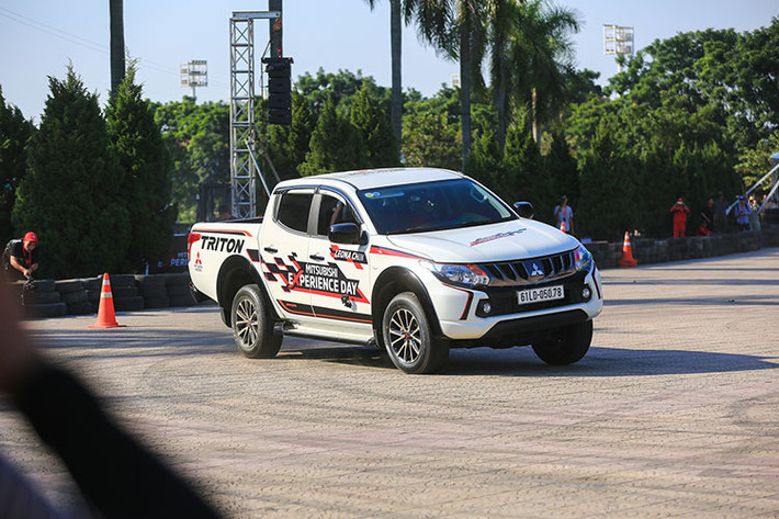 Bắt đầu sự nghiệp đua drift từ năm 2006 khi vừa tròn 20 tuổi, cho đến nay Leona Chin được mệnh danh là “nữ hoàng drift của Malaysia”. Lần đầu tiên nhận lời đến Việt Nam trong một sự kiện trải nghiệm xe, Leona Chin đã trình diễn những kỹ thuật drift đặc sắc, mang đến người tham dự những cảm xúc mạnh mẽ chưa từng có khi trải nghiệm cùng tay lái nữ.