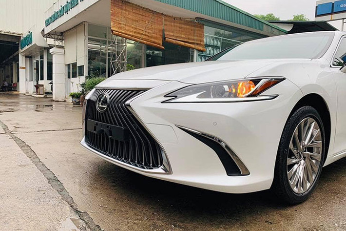 Về thiết kế ngoại thất, mẫu xe sedan hạng sang Lexus ES 250 2019 mới sở hữu những đường nét đậm chất thương hiệu xe sang Nhật Bản đang lăn bánh hiện nay như; mặt ca-lăng hình con suốt hay cụm đèn pha sắc sảo có dải LED định vị dạng móc câu...