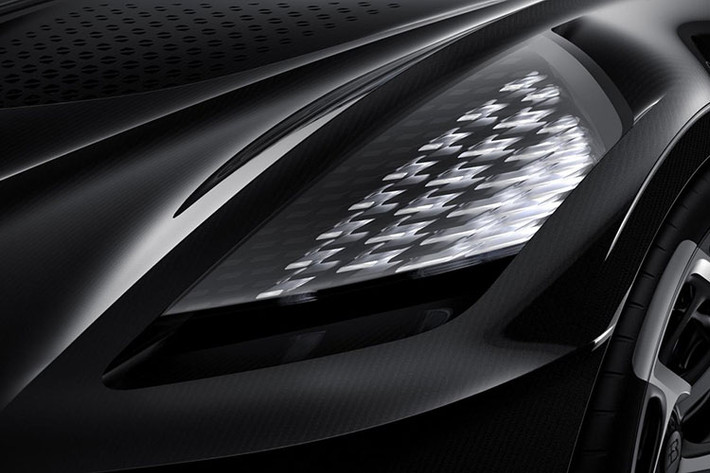 Bugatti La Voiture Noire không có những đường cắt mượt mà trên thân hay nắp capô dài như Type 57SC Atlantic nguyên bản. Tuy nhiên, chiếc siêu xe có một không hai này lại sở hữu một chi tiết giống Bugatti Type 57SC Atlantic, đó là đường gân chạy từ nắp capô qua cửa rồi lên trên nóc.