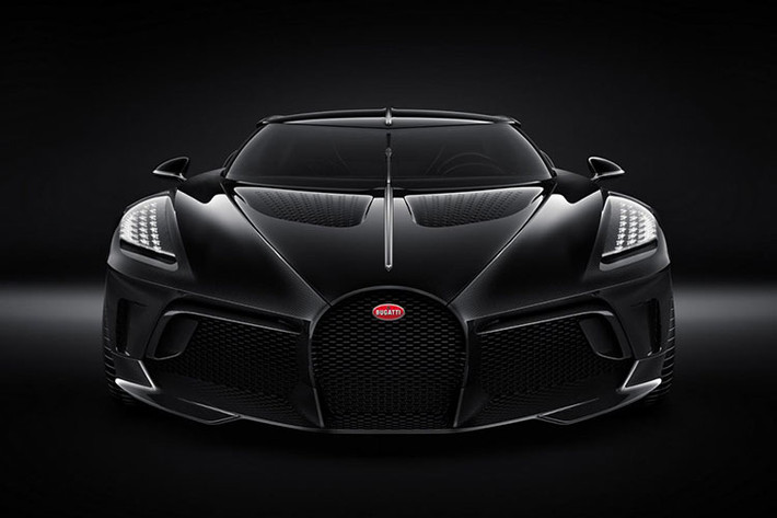 Đúng như tên gọi, Bugatti La Voiture Noire được trang bị những tấm thân vỏ bằng sợi carbon chế tạo thủ công nằm bên dưới màu sơn ngoại thất màu đen bóng bẩy. So với siêu xe Bugatti Chiron và Veyron tiêu chuẩn, Bugatti La Voiture Noire sở hữu lưới tản nhiệt nổi bật hơn hẳn. Trong khi đó, cụm đèn pha có thiết kế sắc sảo được vuốt về phía sau chứ không nằm ngang bên trên cản trước.