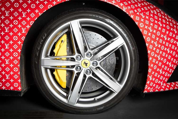 Phần thân của siêu xe dáng fastback đậm chất GT thanh lịch của F12Berlinetta do hãng Pininfarina thiết kế và được ứng dụng các giải pháp khí động học sáng tạo. Nằm phía sau bộ vành là bộ phanh gốm carbon đẳng cấp do hãng Brembo cung cấp, cung cấp lực hãm cực lớn để dừng chiếc siêu xe này an toàn.