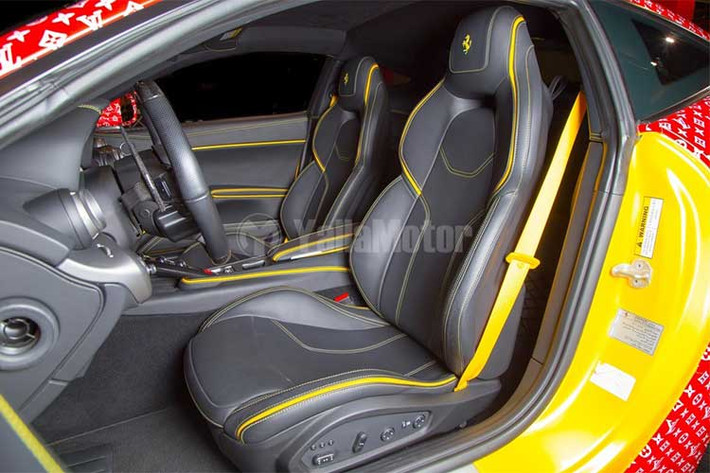Trước khi được độ dàn áo mới thời trang, chiếc F12 Berlinetta của Belhasa vốn mang màu vàng. Bên trong nội thất là các chi tiết bọc da viền vàng đầy cá tính cùng chất liệu sợi carbon đã được Ferrari sử dụng ở các chi tiết trang trí trong cabin như vô lăng, cần số, bảng đồng hồ...