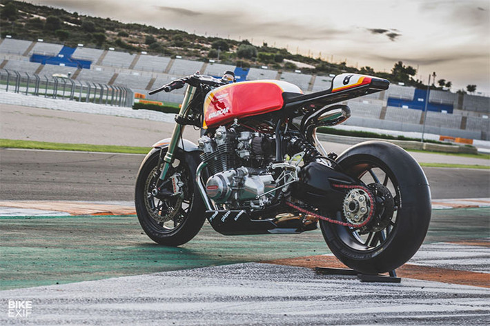 Bản độ được thực hiện theo ý phong cách đường đua dựa trên mẫu xe đua Cafe Racer Ducati, với bình xăng và yên xe được thiết kế cổ điển kết hợp cùng dàn chân gắp đơn khoe vẻ hiện đại và khoẻ mạnh.