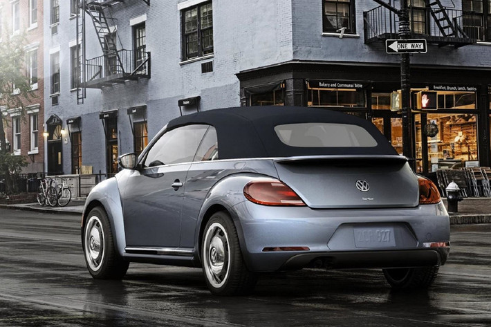 Volkswagen Beetle Convertible (25.440 USD): "Bọ cánh cứng" không phải là chiếc xe hoài cổ thành công như Mini Cooper, nhưng nó đã phát triển qua nhiều năm để trở thành một chiếc xe tốt nhất theo đúng chất của nó. Volkswagen Beetle Convertible sở hữu "trái tim" i4 2.0L tăng áp, công suất 174 mã lực kết hợp với hộp số tự động 6 cấp. Phần mui mềm dễ dàng đóng mở nếu người lái muốn cảm nhận không khí bên ngoài cabin.