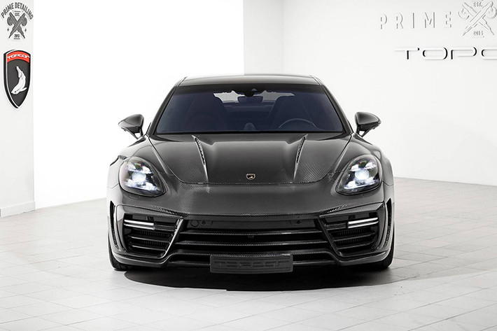 Thậm chí ngay cả pad biển số của chiếc Porsche Panamera độ widebody này cũng đã được TopCar làm từ carbon. Không chỉ khiến chiếc xe đẹp mắt hơn, những chi tiết này giúp cho trọng lượng của Panamera giảm xuống thêm một chút so với xe nguyên bản.