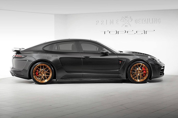 Sau khi được trang bị gói GTR Carbon Edition, gần như mọi bề mặt thân xe của chiếc Panamera đều đã được trang trí bởi sợi carbon - từ cản trước sau tới dè bên, nắp ca-pô, ốp gương, cánh đuôi, các khe gió.