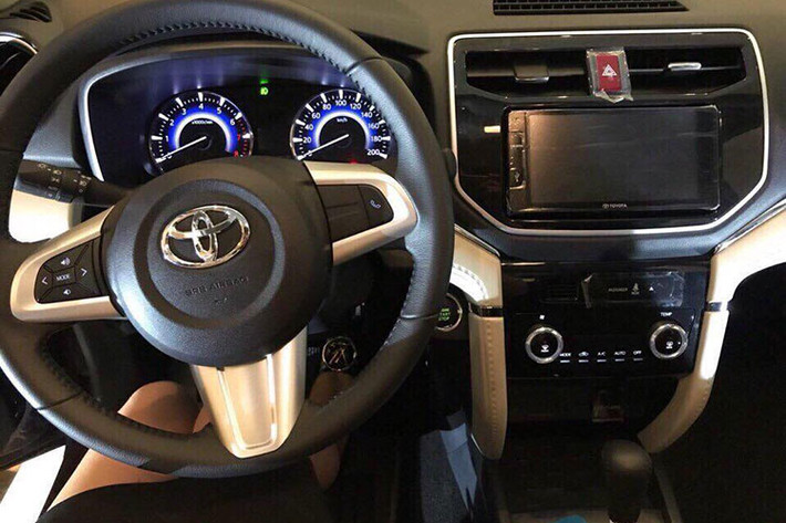 Các kích thước cơ bản của Toyota Rush tại Việt Nam bao gồm chiều dài tổng thể 4.435 mm và rộng 1.695 mm. Các trang bị nổi bật của xe bao gồm đèn pha LED, mở cửa không cần chìa khóa, nút bấm khởi động máy, camera lùi và dàn âm thanh 8 loa. Bản thấp của Toyota Rush 2018 chỉ có hệ thống điều hòa chỉnh tay với chức năng nhớ vị trí...