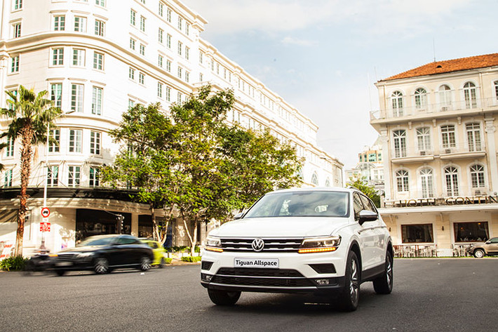 “Chúng tôi rất vui mừng mang đến khách hàng mẫu xe SUV 7 chỗ Tiguan Allspace đúng như kế hoạch trong quý 3 năm 2018. Đây được xem là một nỗ lực rất lớn của Volkswagen Việt Nam trong việc thực hiện đúng những yêu cầu cần có để được cho phép nhập khẩu và phân phối các mẫu xe mới đến tay người tiêu dùng.”- Ông Võ Tuấn Anh, Tổng Giám Đốc Volkswagen tại Việt Nam chia sẻ.
