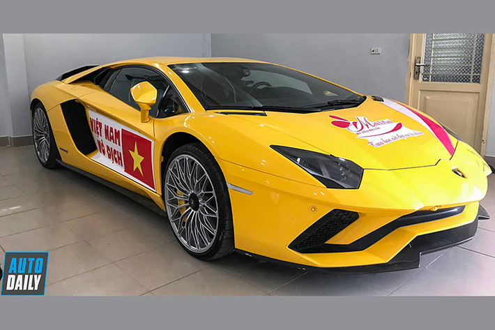 Chiếc siêu xe Lamborghini Aventador S độc nhất Việt Nam được chủ nhân dán tem Việt Nam Vô Địch.