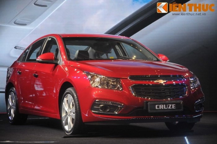 Chevrolet Cruze đạt doanh số 347 xe bán ra thị trường trong tháng 1/2018, tăng gần 25% so với cùng kỳ năm 2018. Kết thúc năm 2017, Chevrolet Cruze đạt doanh số hơn 2.600 xe, giảm 15% so với năm 2016.