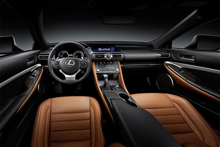 Bên trong Lexus RC 2019, người lái sẽ nhận ra một số thay đổi như đồng hồ dạng analog mượn từ người anh em LC. Khu vực điều khiển điều hòa và radio đã được nâng cấp sao cho mang lại cảm giác chất lượng cao hơn.