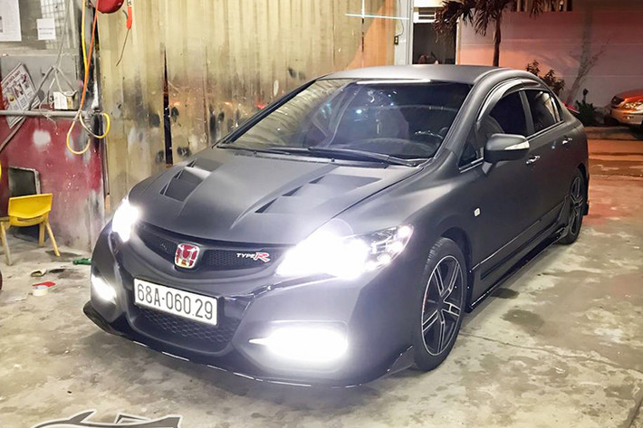 Chọn một xưởng độ tại Sài Gòn làm nơi “lột xác” cho chiếc Civic, chủ xe đã đưa ra một danh sách dài các phương án tu bổ từ ngoài vào trong chiếc xe. Các công đoạn bao gồm sơn lại xe, nhựa nội thất, bọc lại ghế, và trong đó có cả phần đại tu toàn bộ gầm máy của chiếc xe sau 7 năm sử dụng.