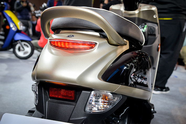 Đuôi xe được Yamaha tại Đài Loan làm mới với hệ thống đèn hậu thon gọn và đèn xi nhan đặt phía dưới dè sau. Tất cả đều là dạng đèn led hiện đại. Yên xe thiết kế vừa tầm, rộng đủ dùng cho hai người. Tay xách của xe cũng khá lớn, tiện dùng cho phụ nữ khi dắt xe lên xuống...