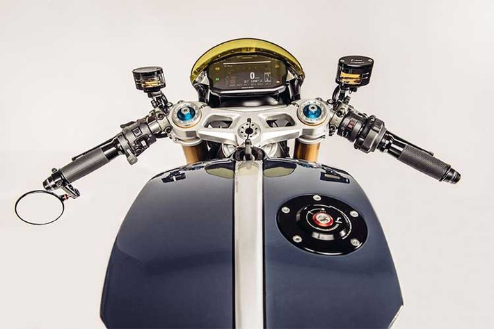 Ducati Zentralschweiz đã cung cấp một chiếc Panigale R mới tinh, chưa lăn bánh để làm nền tảng cho bản độ. Chiếc xe đã nhanh chóng được "rã" ra cho tới khi chỉ còn lại khung và động cơ. Thách thức đầu tiên mà đội gặp phải là hệ thống dây điện đã được Mike Thalmann tìm cách đi lại bó dây của các hệ thống như ABS, tay ga điện tử, chống bốc đầu, ghi dữ liệu, bộ điều khiển Bosch... và giấu nó một cách gọn gàng.