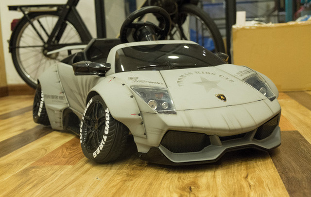 Mới đây nhất, một chiếc siêu xe Lamborghini Murcielago LP640 mui trần với gói độ body kit Liberty Walk đã được đưa về nước nhưng không phải dành cho các tay chơi siêu xe đình đam như Cường Đô la, Minh "Nhựa" hay Phan Thành mà lại dành cho trẻ em - các đại gia nhí.