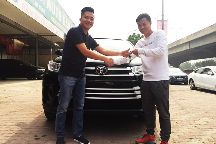 Toyota Highlander 2017 mà Thành Lương vừa tậu thuộc phiên bản LE, chiếc SUV này là phiên bản nâng cấp của thế hệ thứ ba mang mã XU50 được giới thiệu lần đầu tiên tại triển lãm New York 2013. Phiên bản mới nhất này được nhập về thị trường Việt Nam theo dạng nhập khẩu không chính hãng.