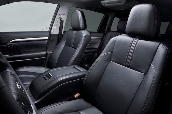 Bên trong nội thất xe, hãng ôtô Toyota cũng đã bổ sung thêm cho chiếc xe tùy chọn ghế da bọc có màu nâu, đồng thời trang bị phía trong cabin thêm 4 cổng USB nữa. Khách hàng có thể lựa chọn hàng ghế thứ 2 tách rời để tạo thành cấu hình 7 chỗ, hoặc ghế băng với cấu hình 8 chỗ trên 2 phiên bản cao cấp là Limited và Limited Premium.