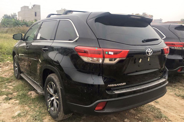 Trên mẫu xe Toyota Highlander 2017, hãng xe Nhật Bản đã sửa đổi lại thiết kế phần đầu xe với cụm lưới tản nhiệt hình thang rộng và mạnh mẽ hơn, tương tự Corola phiên bản châu Á và đèn pha với dải LED chiếu sáng ban ngày. Các phiên bản cao cấp của xe còn có các thanh ngang ở lưới tản nhiệt mạ chrome, thay vì sơn bạc.