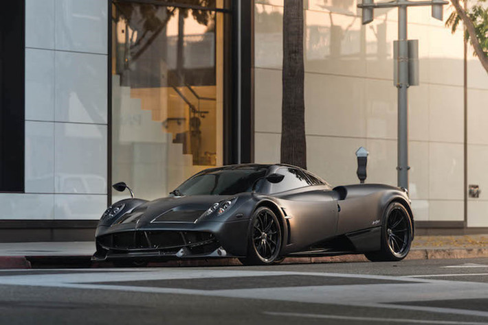 Nếu muốn mua một chiếc siêu xe Pagani Huayra như đại gia Minh nhựa, bạn sẽ phải sở hữu tài khoản hàng triệu USD. Tất nhiên, trên thế giới, số lượng những người có nhiều tiền như thế chỉ chiếm số ít. Chính vì vậy nếu muốn tận hưởng cảm giác cầm lái siêu xe Pagani Huayra, bạn có thể tìm đến công ty cho thuê ôtô có tên Putnam Leasing.